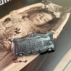 L'esquelet Patches Our Darling Coffin Plaque Pin
