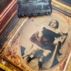 L'esquelet Patches Our Darling Coffin Plaque Pin